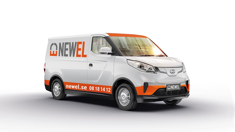 Servicebil NEWEL för installation av grön teknik. E-Delivery vit skåpbil med NEWEL profiltryck.