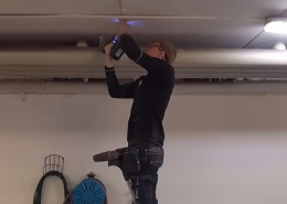 Robin, elektriker på NEWEL installerar laddbox